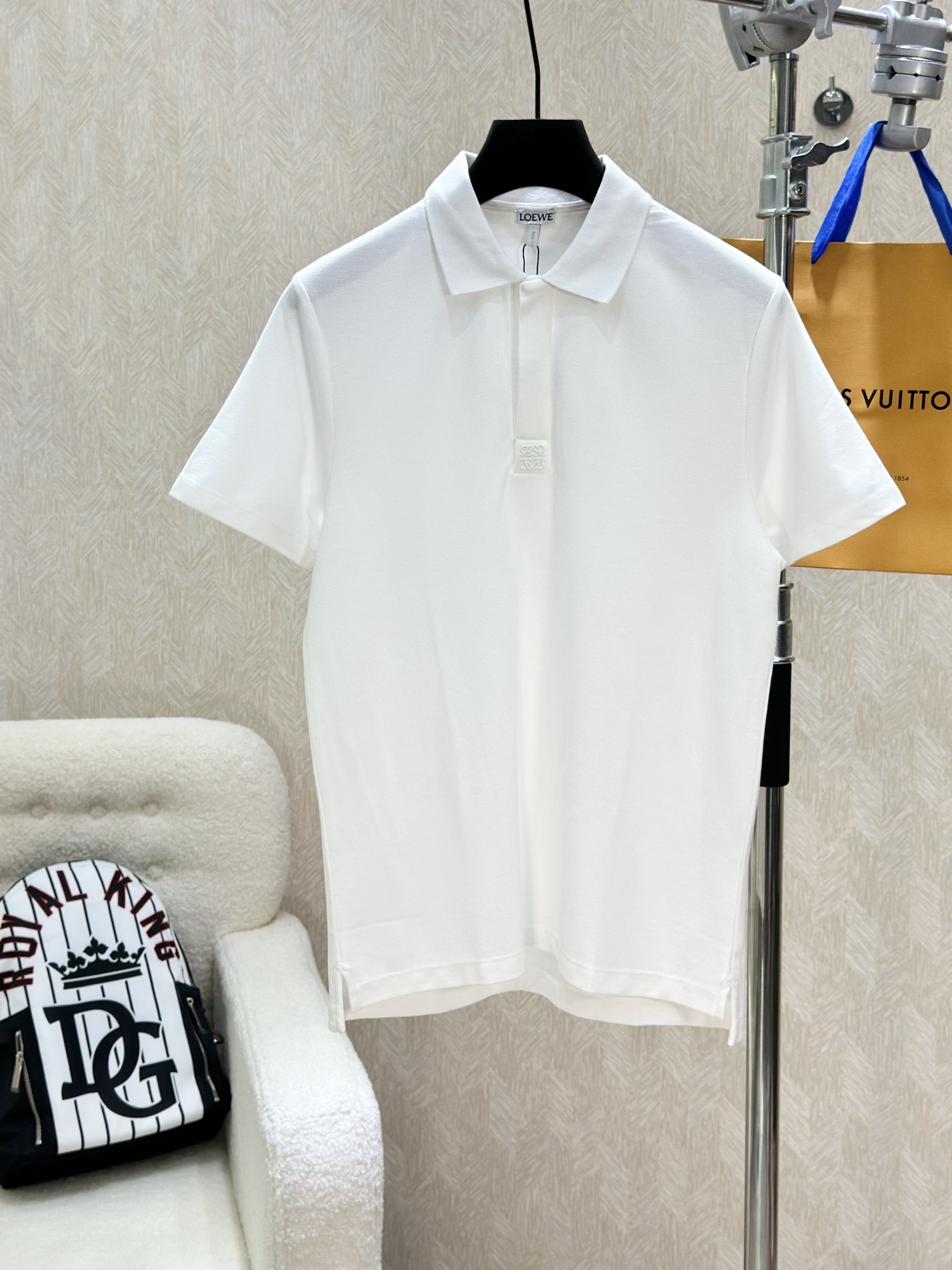 Áo polo Loewe LW trơn logo thêu cổ khuy Like Auth 1-1 on web VTN